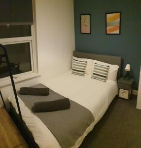 Ένα ή περισσότερα κρεβάτια σε δωμάτιο στο 4 Bedrooms, Sleeps 10, Near LFC & EFC