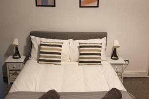 Ένα ή περισσότερα κρεβάτια σε δωμάτιο στο 4 Bedrooms, Sleeps 10, Near LFC & EFC