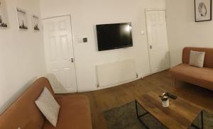Μια τηλεόραση ή/και κέντρο ψυχαγωγίας στο 4 Bedrooms, Sleeps 10, Near LFC & EFC +4 φωτογραφίες