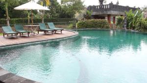 Der Swimmingpool an oder in der Nähe von Darra Ria Villa Ubud