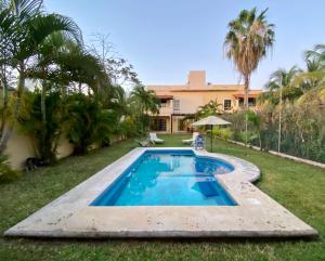 - une piscine dans la cour d'une maison dans l'établissement Cancun-Soho, à Cancún