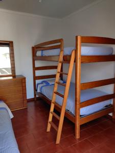 モンテ・ゴルドにあるApartamento Vargasの二段ベッド2台と窓が備わる客室です。