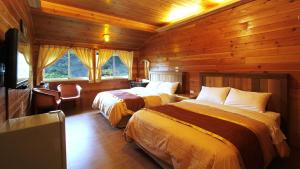 南庄的住宿－杉林松境休閒農場，小木屋内一间卧室,配有两张床