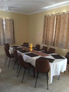 uma sala de conferências com uma mesa longa e cadeiras em Caretakers Cottage Budget Accommodation em Denham
