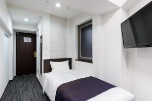 Postel nebo postele na pokoji v ubytování Shinbashi Urban Hotel