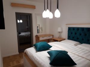 Postel nebo postele na pokoji v ubytování Tur Dobrota + 32 fotografií