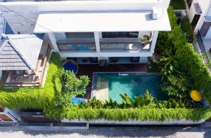 an overhead view of a house with a swimming pool and plants at Villa Aurikari in Legian