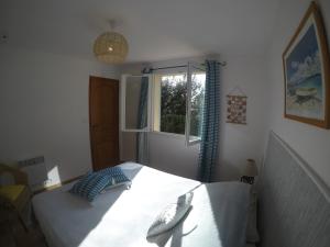 een slaapkamer met een bed en een raam bij Luciana in La Croix-Valmer