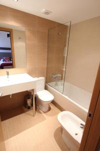 a bathroom with a sink and a toilet and a tub at Pierre & Vacances Andorra El Tarter in El Tarter