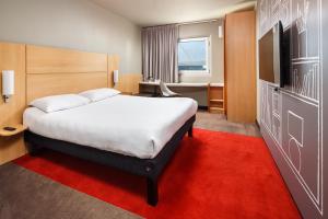 A bed or beds in a room at ibis London Wembley