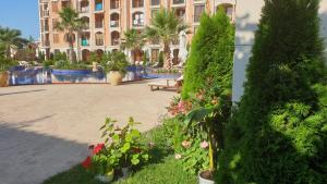 A garden outside Cascadas Ravda - Gorgeous 2 bedrooms family apartment