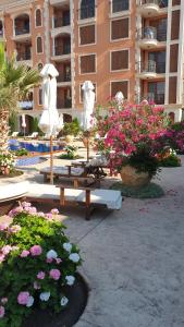 A garden outside Cascadas Ravda - Gorgeous 2 bedrooms family apartment