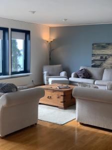 Sala de estar con sofás y mesa de centro en Charming house with panoramic sea view over Bråviken! en Norrköping