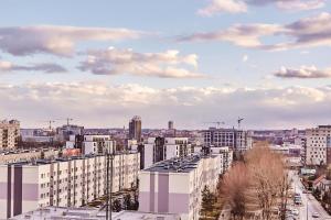 widok miasta z wysokimi budynkami w obiekcie Silesia Apartments w mieście Katowice