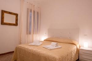 A bed or beds in a room at The Heart of San Marco - WiFi