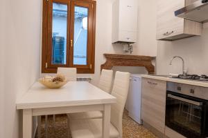 A kitchen or kitchenette at The Heart of San Marco - WiFi