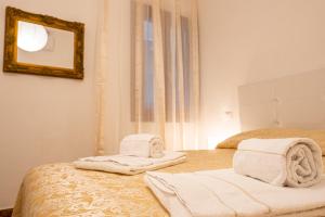 A bed or beds in a room at The Heart of San Marco - WiFi