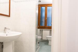 A bathroom at The Heart of San Marco - WiFi