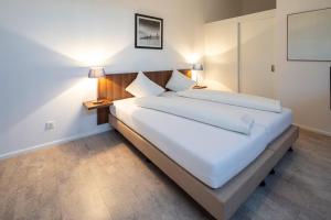 Postel nebo postele na pokoji v ubytování Marina Walensee Hotel