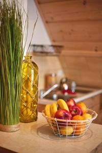 un bol de fruta en un mostrador junto a un jarrón en Willa Przy Skoczni, en Zakopane