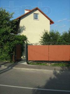 een gebouw met een hek naast een hek bij Двохповерховий будинок з двома апартаментами in Truskavets