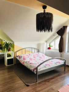 - une chambre avec un lit et un lustre dans l'établissement Cyklonocleh, à Veselí nad Moravou