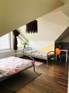 1 Schlafzimmer mit 2 Betten, einem Tisch und einem Schreibtisch in der Unterkunft Cyklonocleh in Veselí nad Moravou