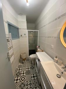 y baño con lavabo y aseo. en Appartement F2 30m2, 300m des Thermes, en Lamalou-les-Bains