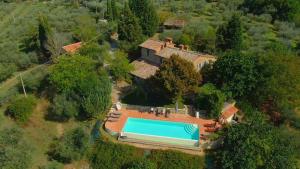 PacianoにあるFonte Cicerum Luxury Villa - a Fontanaro Propertyのスイミングプール付きの家屋の空中ビュー
