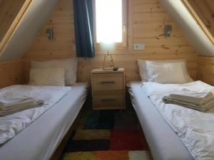 Posteľ alebo postele v izbe v ubytovaní Wooden Apartman Prémium Jacuzzival