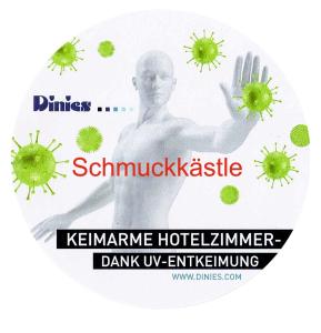 um cartaz de um homem segurando uma mão com vírus em Schmuckkästle am Hafen em Wiesbaden