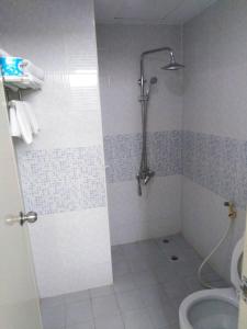 a bathroom with a shower and a toilet at Z.H.P Hotel in Ban Khlong Nung