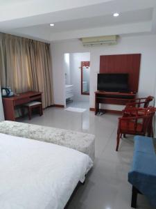 a hotel room with two beds and a piano at Z.H.P Hotel in Ban Khlong Nung