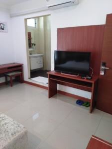 a living room with a flat screen tv on a table at Z.H.P Hotel in Ban Khlong Nung