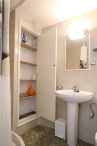 プラヤ・デアロにあるRisvall, apartamento 4のバスルーム(洗面台、鏡付)