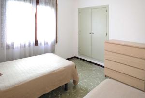 プラヤ・デアロにあるRisvall, apartamento 4のベッドルーム1室(ベッド1台、ドレッサー付)