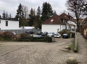 un aparcamiento con coches estacionados frente a las casas en Apartment am Erlanger Burgberg, en Erlangen