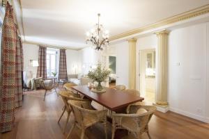 a dining room with a table and chairs at Bare by Oldtown SS Apartments in San Sebastián