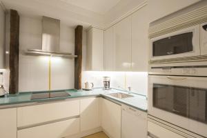 A kitchen or kitchenette at Bare by Oldtown SS Apartments