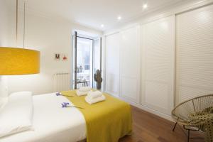 A bed or beds in a room at Bare by Oldtown SS Apartments