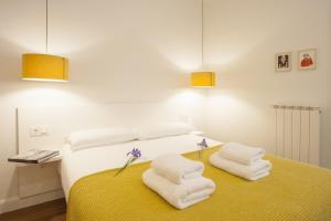 A bed or beds in a room at Bare by Oldtown SS Apartments
