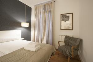 A bed or beds in a room at Bare by Oldtown SS Apartments