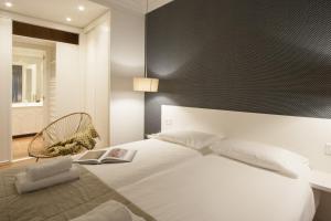 A bed or beds in a room at Bare by Oldtown SS Apartments