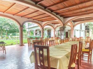 a large dining room with a table and chairs at Rancho Hotel El Carmen in Tlapacoyan