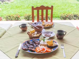 una mesa con dos platos de comida. en Rancho Hotel El Carmen, en Tlapacoyan