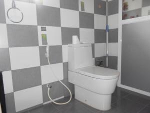 Un baño con inodoro con manguera. en Accoma Villa, en Hikkaduwa 20 fotos más