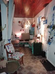 een woonkamer met een bank en een tafel bij Chambre d'hôte la Calebasse in Sainte-Anne