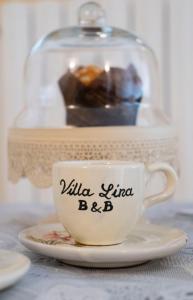 Принадлежности для чая и кофе в Villa Lina Bed&Breakfast