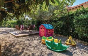 einen Spielplatz mit Tisch, Stühlen und Spielzeugbooten in der Unterkunft Apartments Croatia in Rijeka