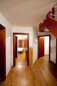 een open hal met houten vloeren en houten deuren bij Penzión Vila Dalí in Rajecké Teplice